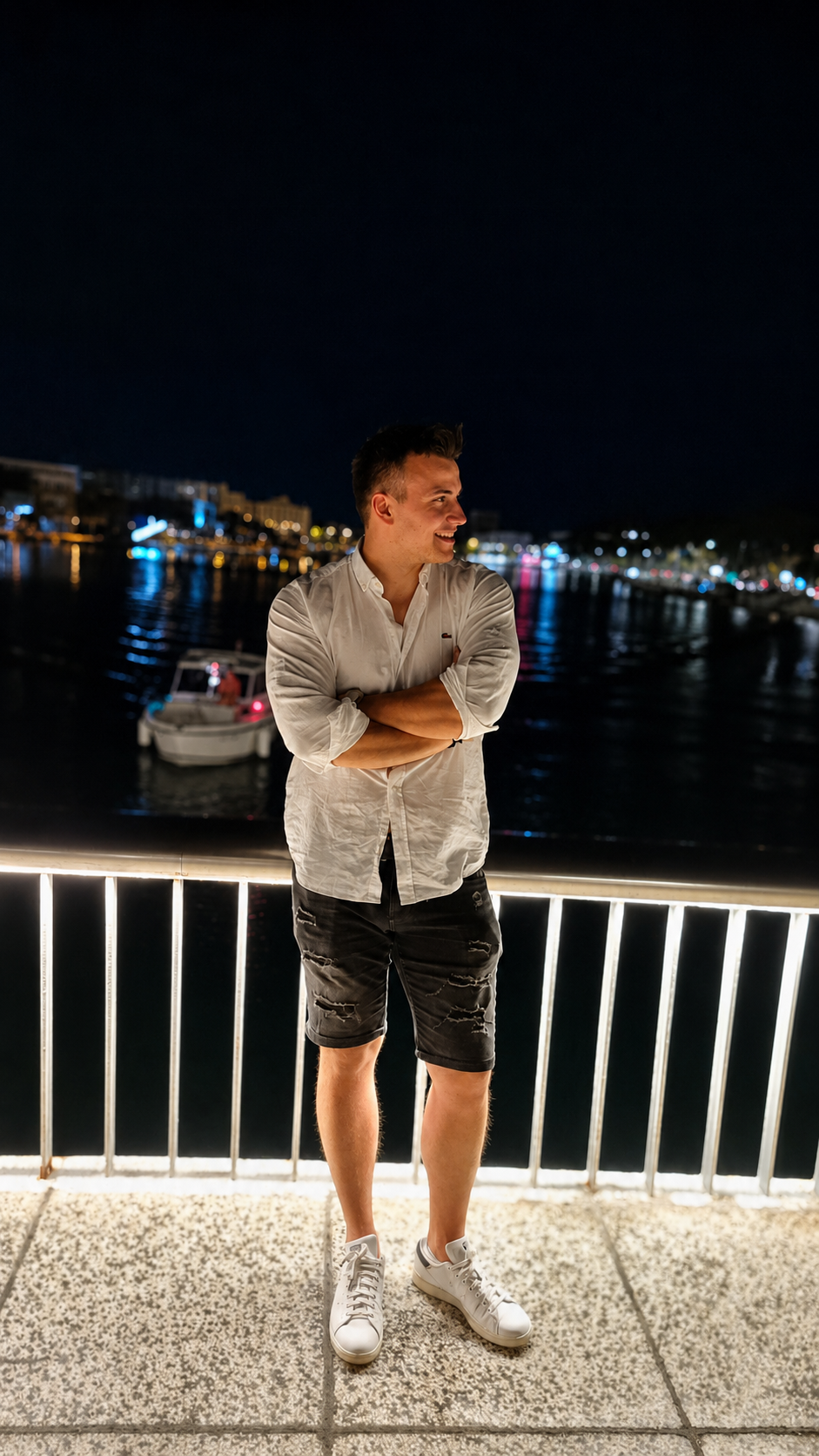 Nagy Levente éjszakai vízparti városi környezetben